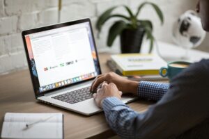 Na przedsiębiorcach wpisanych zarówno do KRS jak i CEiDG ciąży ustawowy obowiązek założenia adresu do elektronicznych doręczeń. Z tego względu korespondencja nadana przez organy administracji publicznej będzie automatycznie kierowana na posiadaną skrzynkę do e-Doręczeń, zamiast tradycyjnym listem.