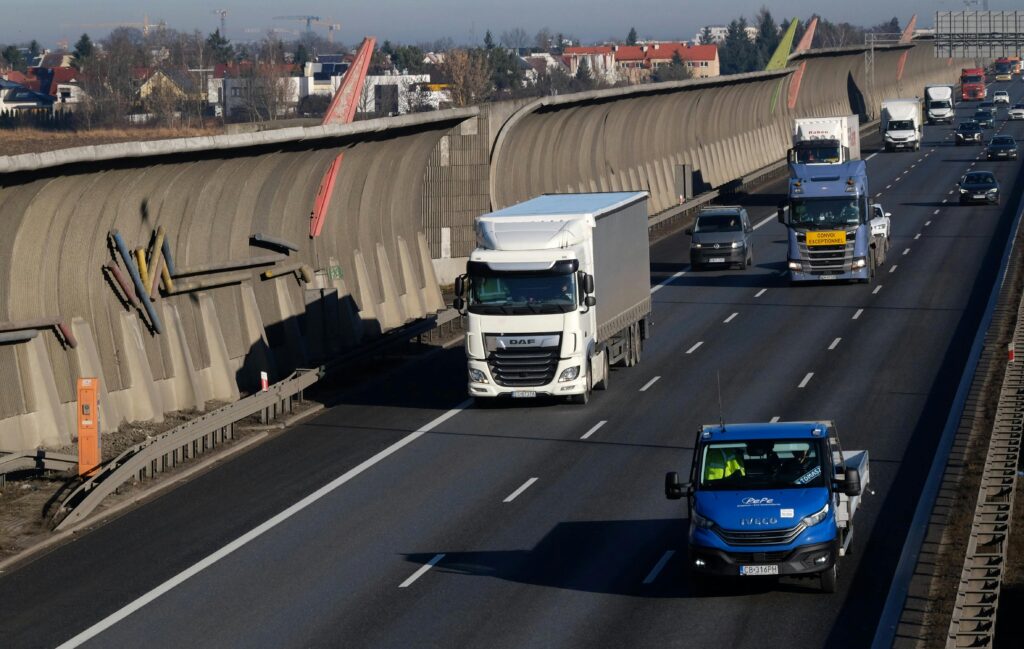 Najczęstszy i najbardziej kosztowny błąd w łańcuchu transportowym powstaje zanim w ogóle ruszy pojazd: po stronie zlecającego. To on decyduje, co trafi na list przewozowy i jakie informacje trafią do kierowcy, systemu planowania i do ubezpieczyciela.
