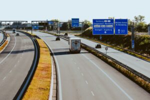 Największe wątpliwości budzi sytuacja przedsiębiorców wykonujących międzynarodowe przewozy własnym busem o dopuszczalnej masie całkowitej do 3,5 t, którzy nie prowadzą działalności transportowej, lecz przewożą własne towary w związku z prowadzoną działalnością gospodarczą.